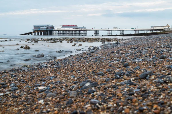 Cromer Pier Über Kieselsteinen Und Kieselsteinen Strand Der Küste Von — Stockfoto