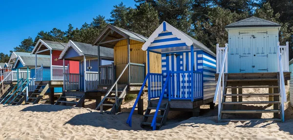 Färgglada Strandstugor Dominerar Stranden Vid Wells Intill Havet Norra Norfolkkusten — Stockfoto