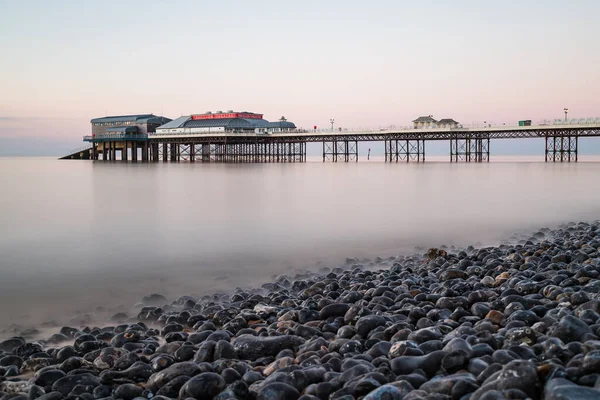 Pier Cromer Visto Sobre Praia Seixos Uma Longa Exposição Tomada — Fotografia de Stock