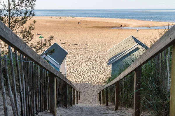 Holzstufen Die Mit Sand Bedeckt Sind Führen Hinunter Den Strandhütten — Stockfoto