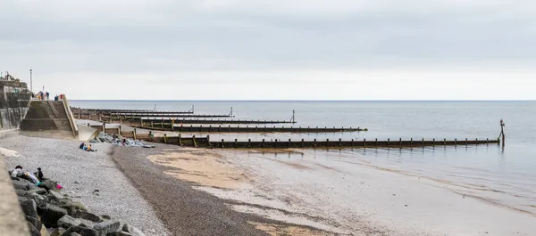 2021年6月に見られるノーフォーク海岸の海に広がるシェリンガムビーチのグロイン — ストック写真