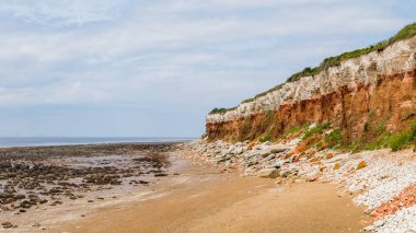 Kuzey Norfolk kıyısındaki Old Hunstanton 'da belirgin çizgili uçurumlar.
