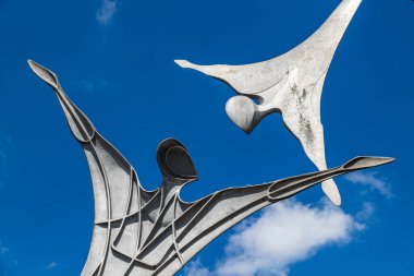 Güçlendirme Heykeli, Haziran 2021 'de Lincoln' de ele geçirilen Witham Nehri 'ni kapsar. Bu, Stephen Broadbent tarafından tasarlandı ve 2002 yılında milenyum ve Lincoln 'ün endüstriyel tarihini kutlamak için dikildi..