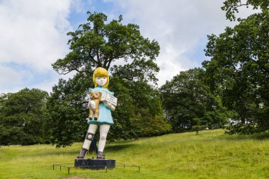 Haziran 2021 'de Wakefield yakınlarındaki Yorkshire Heykel Parkı' nda hayır işi heykeli görüldü. Bu, sanatçı Damien Hirst tarafından 2002 yılında yaratıldı..