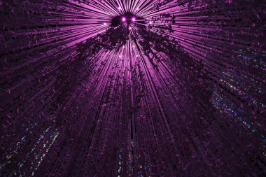 Barış Güvercinleri sanat kurulumu Temmuz 2021 'de Liverpool' daki Anglikan Katedrali 'nde görüldü. Tavandan sarkan 15.5 metrelik kurdelelerle yaklaşık 18.000 güvercin güzel renklerde parlıyor. Aşk, barış ve umut mesajları yanlıştır.