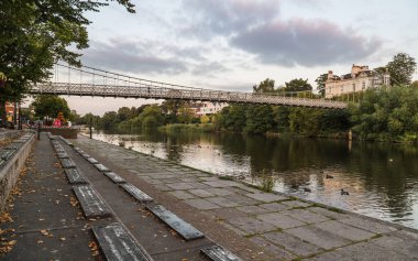 Queens Park Köprüsü Chester 'daki Dee Nehri üzerinde Eylül 2021' de gün batımından önce görüldü..