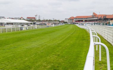 Şehrin kıyısındaki Chester yarış pistinde Eylül 2021 'de yarış için hazırlanırken görüldü..