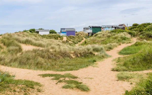 Strandstugor Inbäddade Mellan Sanddyner Vid Old Hunstanton Norra Norfolkkusten — Stockfoto