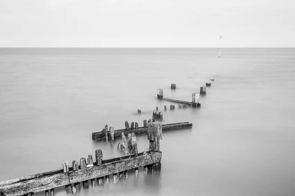 Zig Zag Groyne Hunstanton Strand Gevangen Monochroom Aan Noord Norfolk — Stockfoto