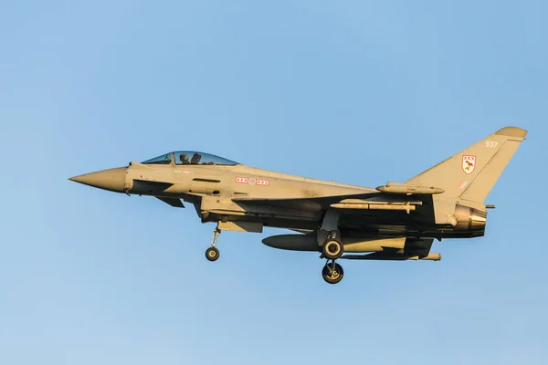 2021年6月 一名英国皇家空军台风经过训练后返回林肯郡的英国皇家空军康斯比 — 图库照片