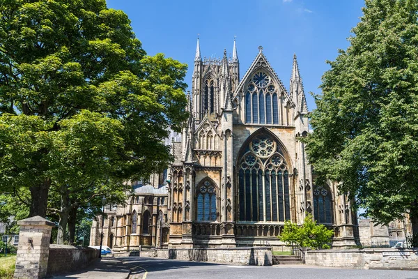 Árvores Enquadrando Catedral Lincoln Retratada Sob Céu Azul Junho 2021 — Fotografia de Stock