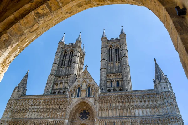 Uma Imagem Dinâmica Catedral Lincoln Através Uma Arcada Vista Junho — Fotografia de Stock