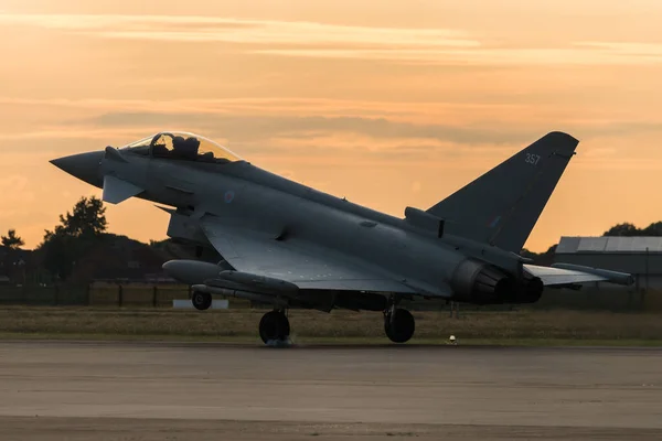 2021年6月 英国皇家空军的台风经过训练后 于黄昏时分在林肯郡的英国皇家空军康宁比登陆 — 图库照片