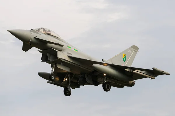 2021年6月 英国皇家空军的一名欧洲战斗机台风在英国上空经过训练后 降落到林肯郡的英国皇家空军康斯比 — 图库照片