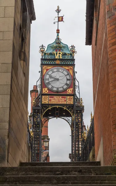 Étapes Menant Eastgate Clock Pont Qui Enjambe Rue Commerçante Principale — Photo