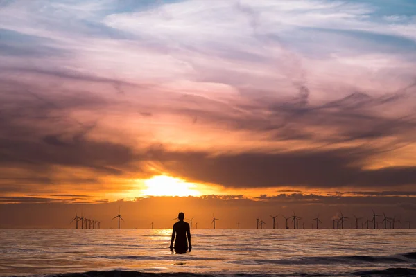 Jeden Żelaznych Mężczyzn Antoniego Gormleya Plaży Crosby Koło Liverpoolu Widziany — Zdjęcie stockowe