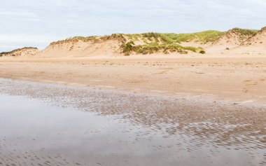 Dalgalar, Liverpool yakınlarındaki Formby sahilinde dalgalanan sular altında kalmış..