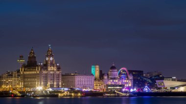 Liverpool rıhtımı gece Mersey Nehri 'nin karşısında yeni yıl gününde gökyüzü Liverpool siluetini karartırken görüldü..