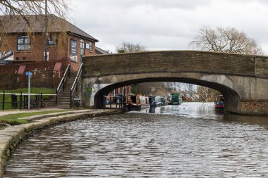Mart 2022 'de Lancashire, Burscough' daki sahil yoluna demirlemiş dar kayıklar..
