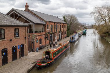 Mart 2022 'de Leeds Liverpool Kanalı' ndaki Lancashire, Burscough 'da demirlemiş renkli dar teknelere bakan bir HDR görüntüsü..