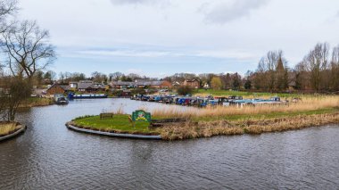 Mart 2022 'de Lancashire, Rufford' daki Leeds Liverpool kanalında St Mary 's Marina' nın çok görüntülü bir manzarası görüldü..