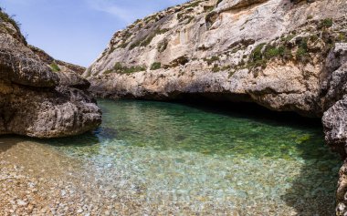 Malta 'daki Gozo adasında denize açılan Wied il-Ghasri vadisinin çoklu görüntüsü..