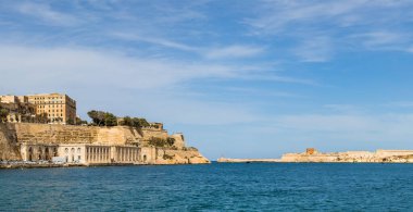 Yukarı Barrakka Bahçeleri ve Grand Harbour girişi 2022 Nisan 'ında Valletta Grand Harbour' da bir tekneden görüldü..