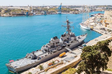ABD Donanması 'ndan USS Ross (DDG 71) İspanya' daki üssünden kısa bir mola sırasında Valletta limanında demirlemiş, Nisan 2022 'de görülmüştür..