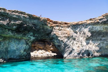 Malta 'daki Comino adasının yanındaki tekneden görülen kristal göl mağarası..
