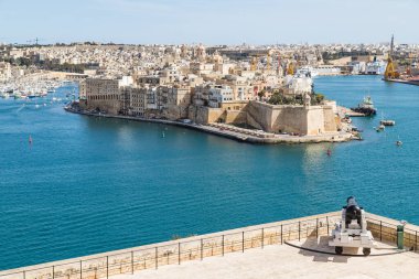 Nisan 2022 'de Malta' nın başkentinde Birgu 'ya bakan Valletta' daki selamlama bataryasına top atıldı..