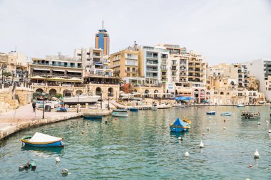 Nisan 2022 'de Sliema' daki Spinola Körfezi teknelerle dolu ve Malta 'daki binalarla çevrili..