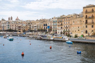 Nisan 2022 'de Malta' da Valletta 'nın karşısındaki Senglea rıhtımının önünde görülen tekneler.