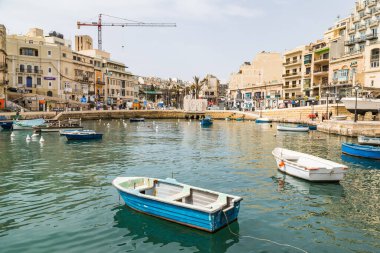 Nisan 2022 'de Malta' nın Spinola Körfezi 'nde renkli balıkçı tekneleri görüldü..