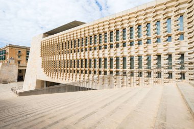 Mayıs 2022 'de Malta' nın Valletta kentindeki yeni Parlamento Binası 'nın dışındaki geniş adımlarda gün ışığı parlıyor..