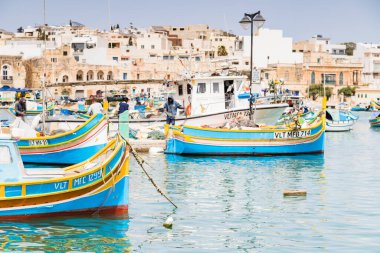 Nisan 2022 'de Malta' nın Marsaxlokk limanındaki çerçeveyi güzel luzzu botları doldurdu..