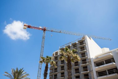 Mayıs 2022 'de Malta' nın Bugibba kentinde inşa edilen yeni bir otelin yanına bir vinç resmi çekildi..