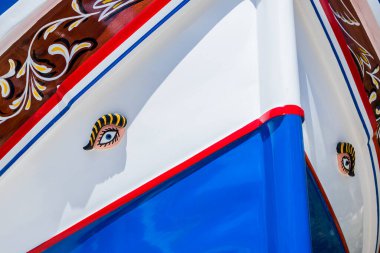 Mayıs 2022 'de Malta, Bugibba' da suyun kenarında parlak renkli Luzzu teknesi görüldü..