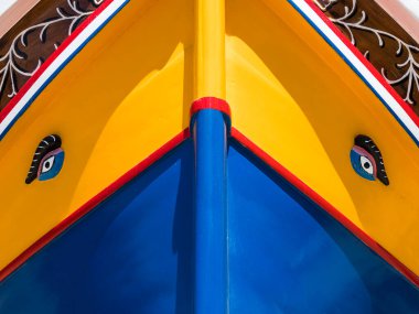 Mayıs 2022 'de Malta, Bugibba' da güzel bir Luzzu teknesi görüldü..