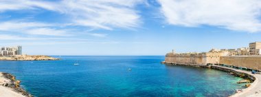 Nisan 2022 'de Malta' nın Valletta kentinde Marsamxett Limanı 'nın girişinin çoklu görüntüsü.