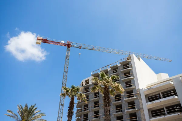 Mayıs 2022 'de Malta' nın Bugibba kentinde inşa edilen yeni bir otelin yanına bir vinç resmi çekildi..