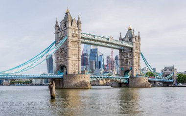 Londra 'daki Thames Nehri' ni kaplayan Tower Bridge 'in çok görüntülü manzarası Square Mile' ın önündeki ufuk çizgisi..