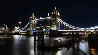 Londra 'da Thames Nehri' ni kaplayan Kule Köprüsü Mayıs 2022 'de bir gece.