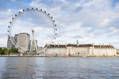 Londra 'daki Thames Nehri' nin kıyısındaki devasa Londra Göz dönme dolabı Mayıs 2022 'de parlak bir gökyüzünün altında resmedildi..