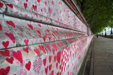 Londra 'daki Albert Embankment' ın aşk duvarı Mayıs 2022 'deki Covid-19 pandemisi sırasında sevdiklerini kaybeden aile ve dostlarının mesajlarıyla dolu..