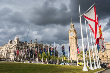 Londra 'da Big Ben' in önünde Mayıs 2022 'de şehir Queens Platin Kutlamaları için hazırlanırken bayraklar toplandı..