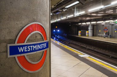 Mayıs 2022 'de Londra metrosundaki Westminster metro istasyonuna bir tren yaklaşıyor..