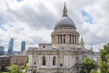 Londra 'daki Aziz Pauls Katedrali Mayıs 2022' de bulutların altında yüksek bir perspektiften resmedildi..