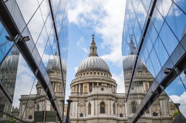 St Pauls Katedrali, Mayıs 2022 'de Londra' nın göbeğindeki iki modern cephe arasında parlak bir gökyüzü altında resmedildi..