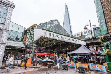 Kapalı Borough Pazarı, Mayıs 2022 'deki yağıştan sonra Londra' daki Çömlek Kulesi 'nin altında resmedildi..