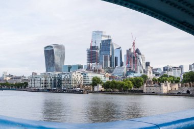 Londra 'nın finans bölgesi (Square Mile olarak bilinir) Mayıs 2022' de Tower Bridge 'in bazı yapıları tarafından çerçevelenmiştir..